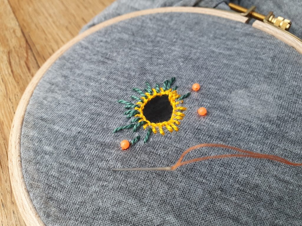 upcycling : réparation de vêtement par la broderie