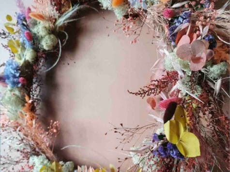 Couronne murale en fleurs séchées