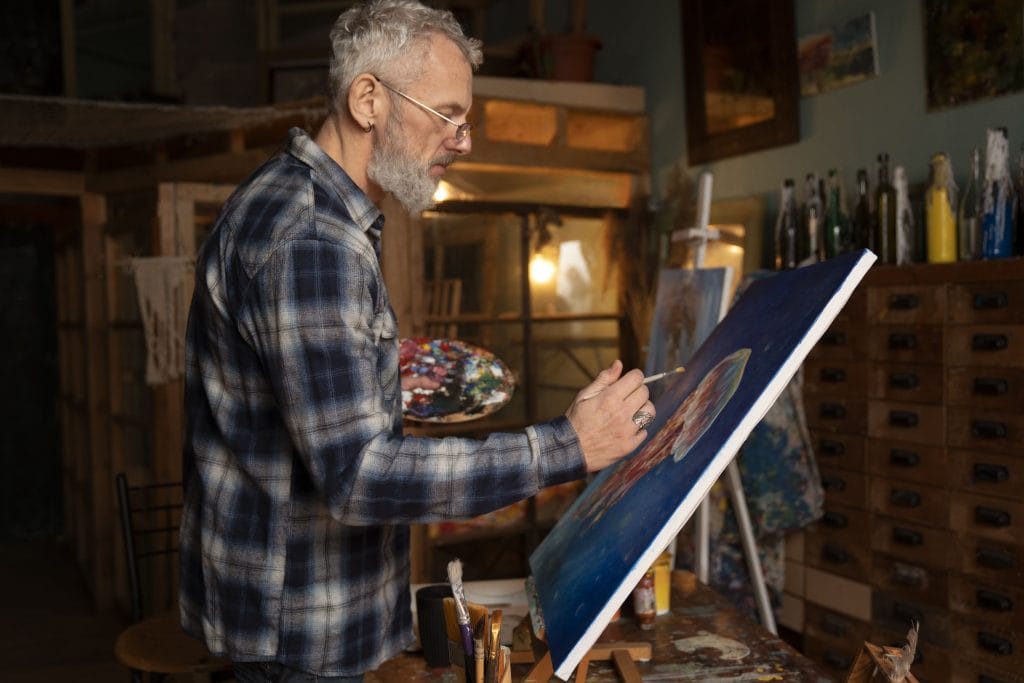 un artisan en train de peindre