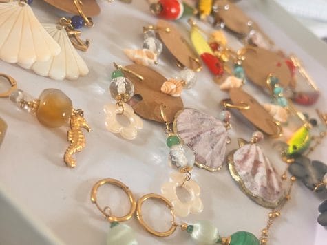Atelier upcycling de bijoux – Création d’une paire de boucles d’oreilles unique sur Rochefort