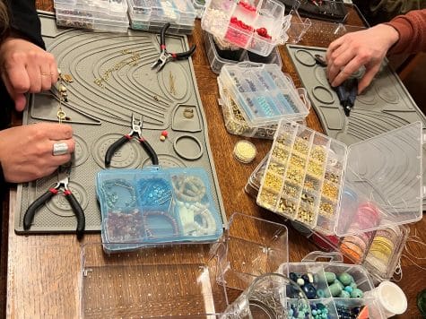 Atelier upcycling de bijoux – Création d’une paire de boucles d’oreilles – Les Dimanches créatifs à La Belle du Gabut
