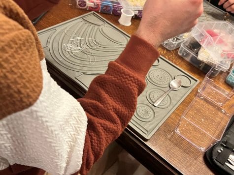 Atelier upcycling de bijoux – Création d’une broche unique sur l’Ile d’Oléron